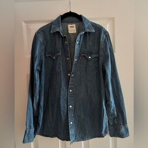 Classic  Levi’s blue chambray button down denim shirt
